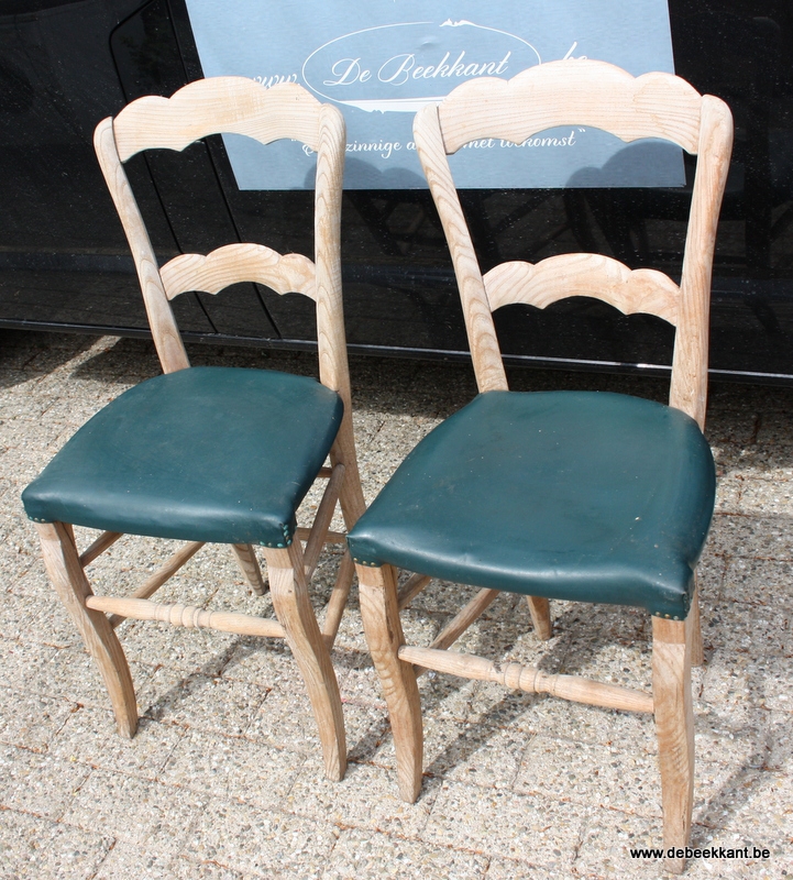 Set van 2 antieke opgekuiste stoelen zitting te herstellen